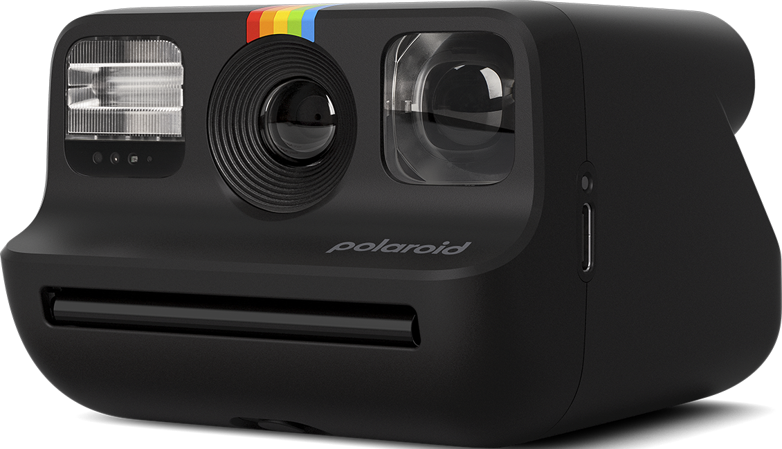 Fotocamera Polaroid nera con striscia arcobaleno. Obiettivo e flash visibili. Sfondo bianco.
