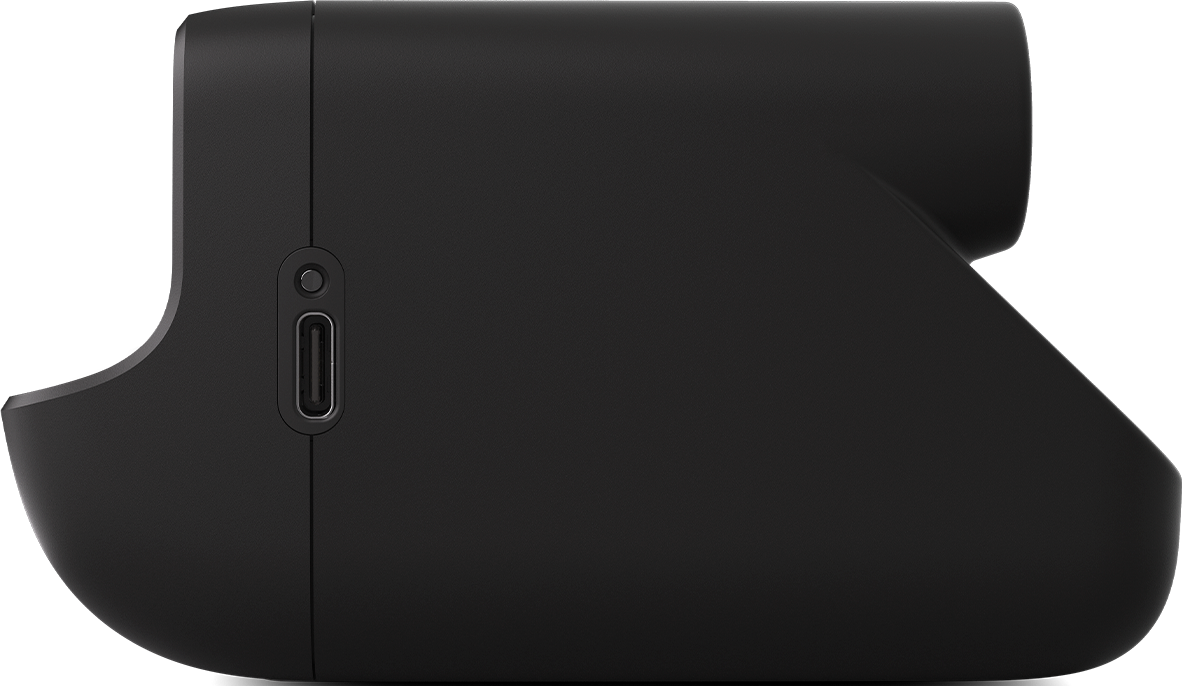 Dispositivo nero con porta USB-C, vista laterale, su sfondo nero.