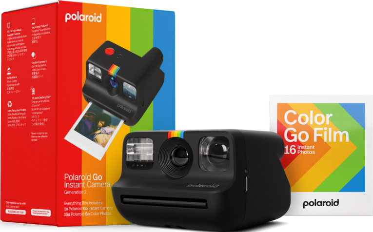 Fotocamera istantanea Polaroid Go, pellicola e scatola, tutto nero e colorato su sfondo bianco.
