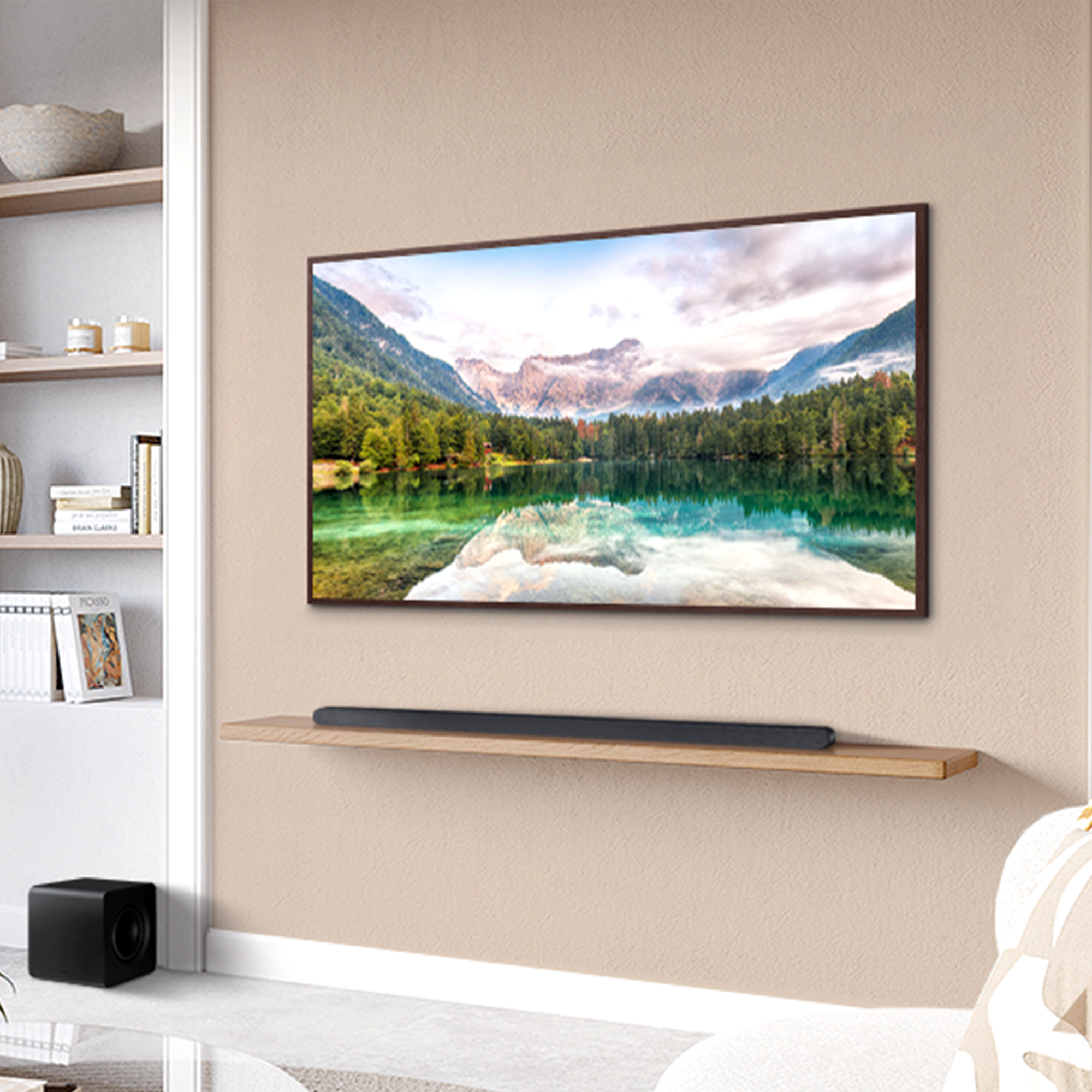 Salón moderno con TV, barra de sonido y subwoofer; fondo escénico.