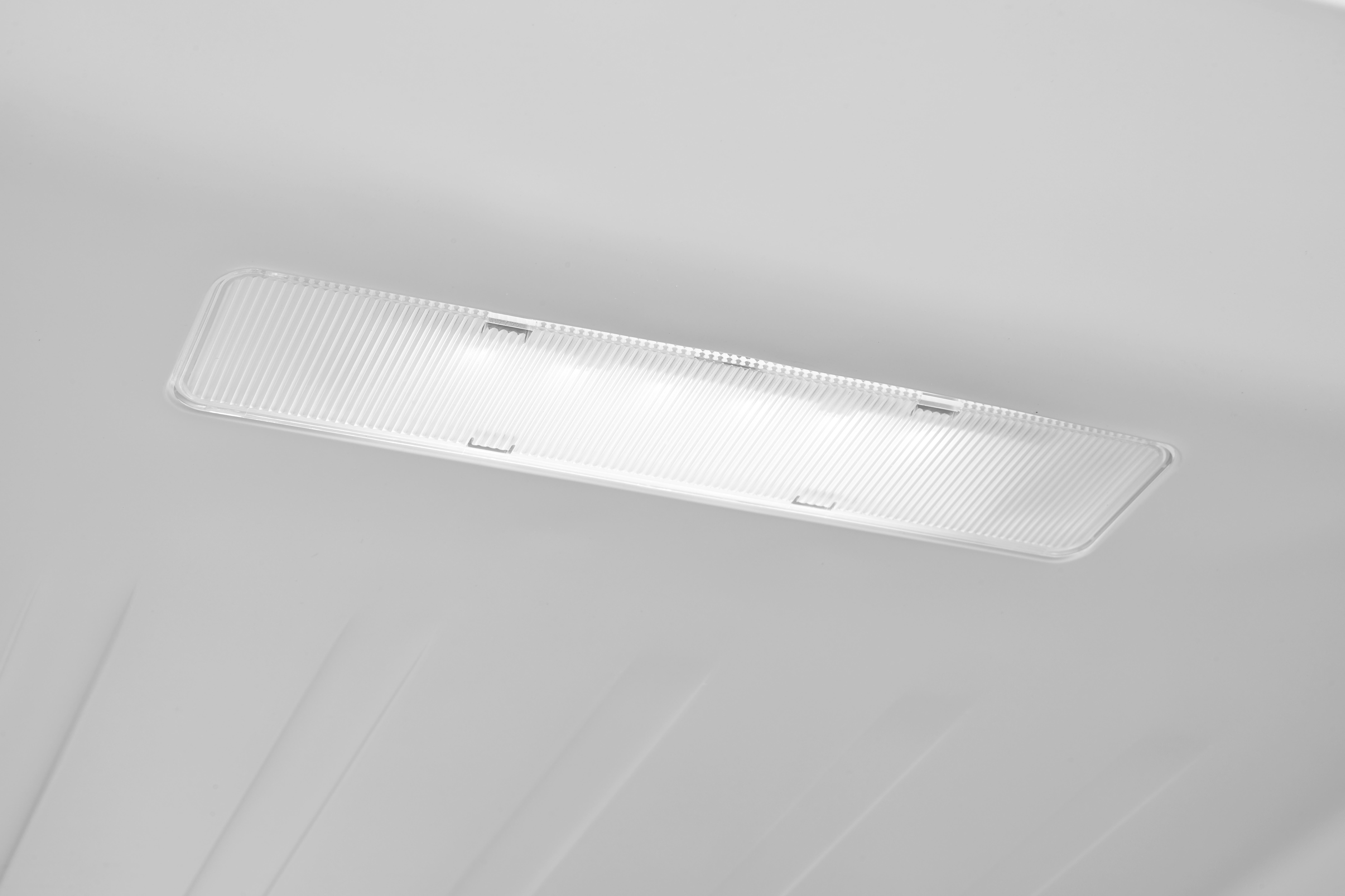 Nahaufnahme einer weißen Deckenleuchte mit zwei Glühbirnen im Inneren. Die Leuchte ist rechteckig.