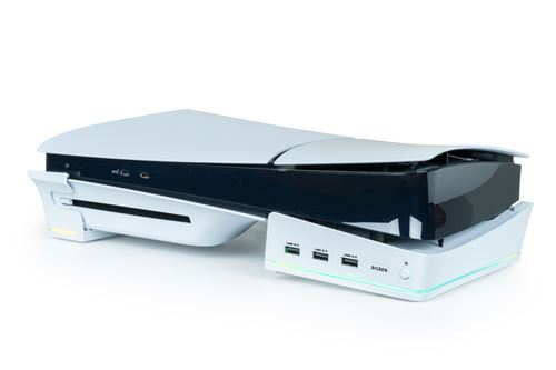 Una consola de juegos blanca y negra con un diseño inclinado, que descansa sobre un soporte blanco con luces.