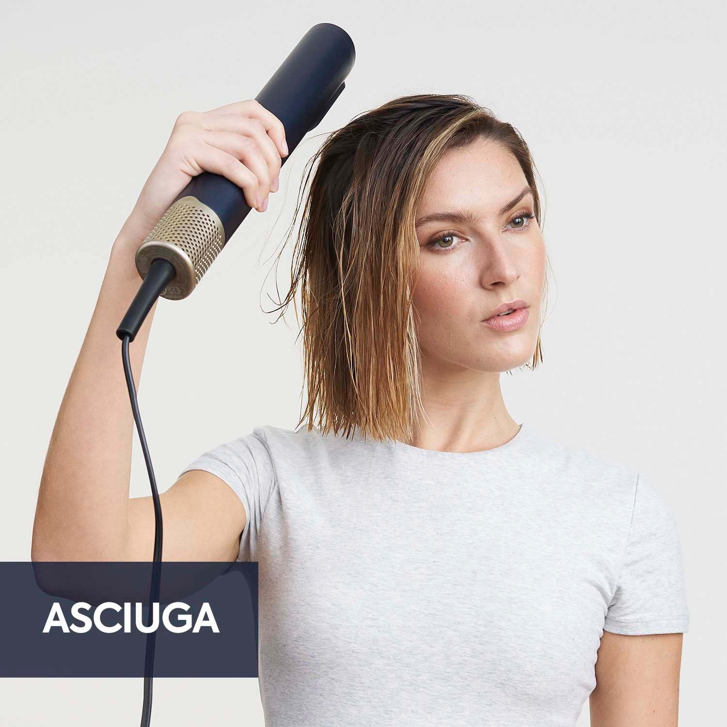 Donna che asciuga i capelli con una spazzola asciugacapelli. Testo: 'ASCIUGA'.