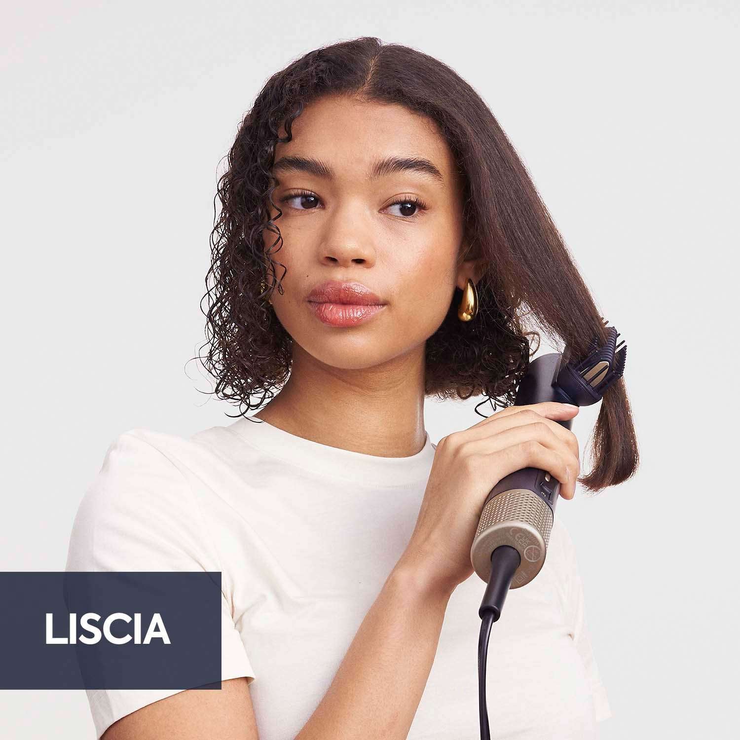Persona che si acconcia i capelli con uno strumento per capelli, sovrapposizione di testo che dice LISCIA.