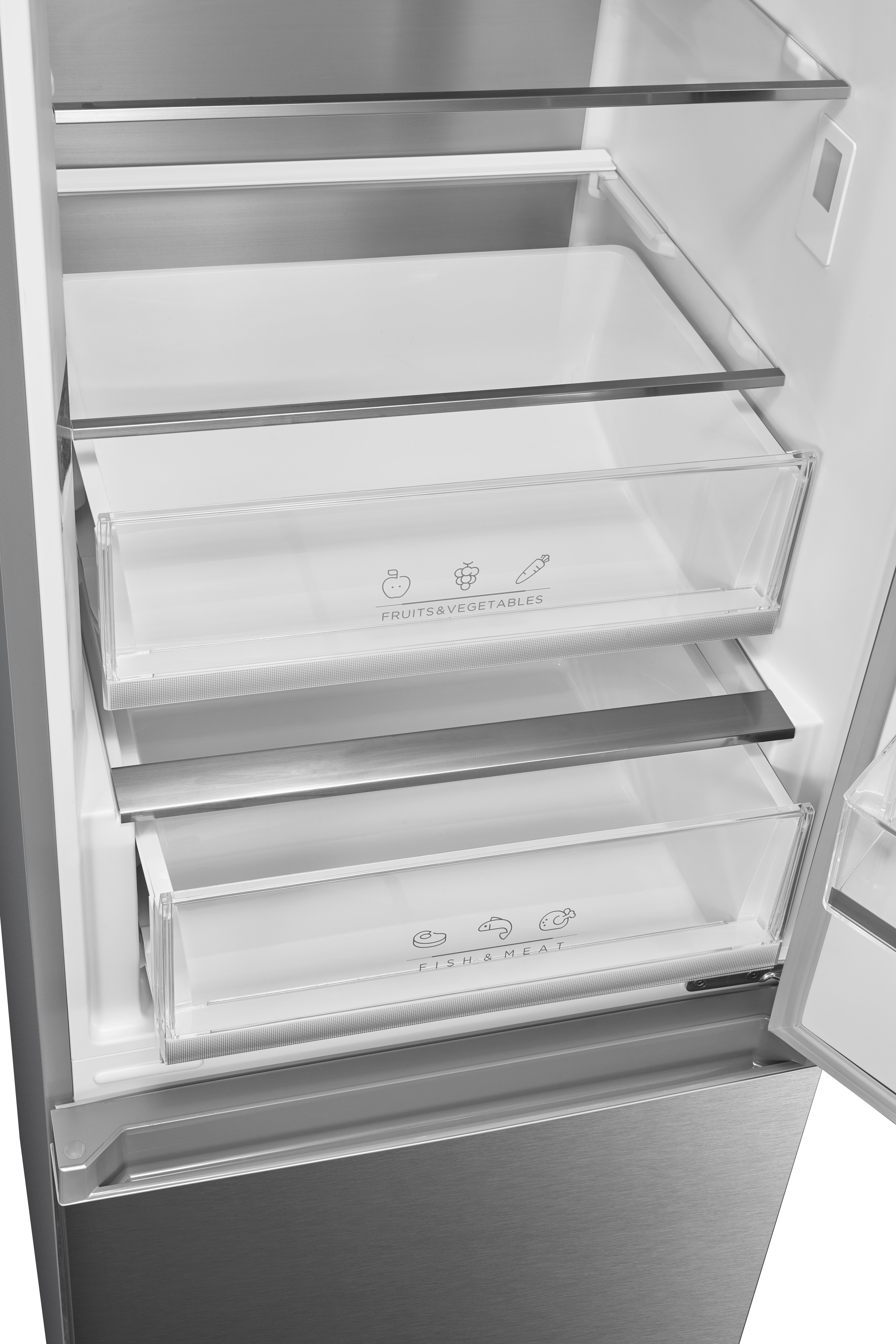 Kühlschrankinnenraum mit offenen Schubladen. Klare Schubladen mit Etiketten für Obst, Gemüse, Fisch und Fleisch.
