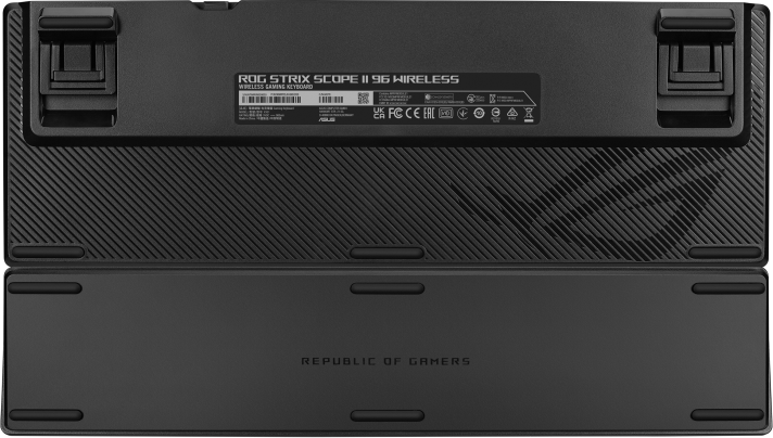 Egy fekete ROG Strix Scope II 96 Wireless gaming billentyűzet alja.
