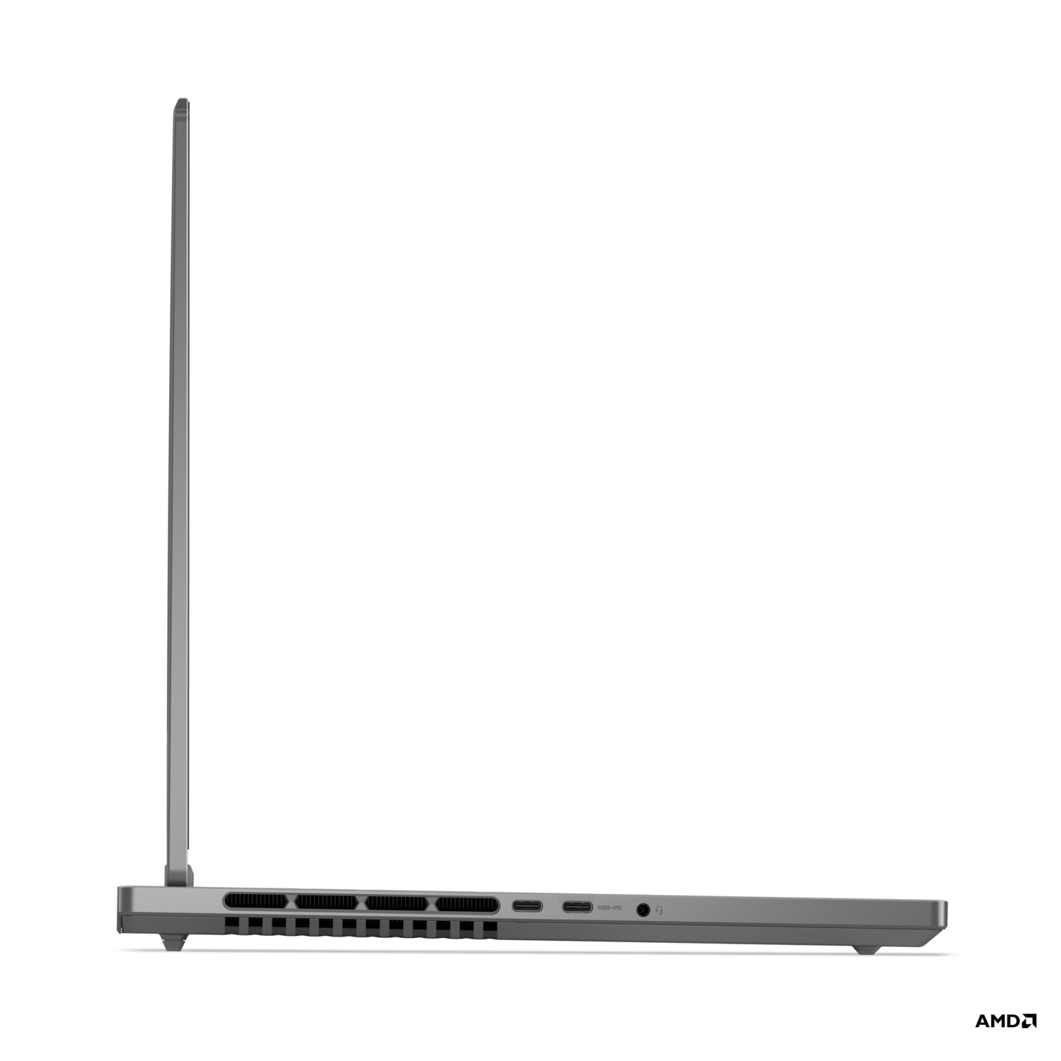 Zijaanzicht van een zilveren laptop met poorten en een verhoogd scherm.