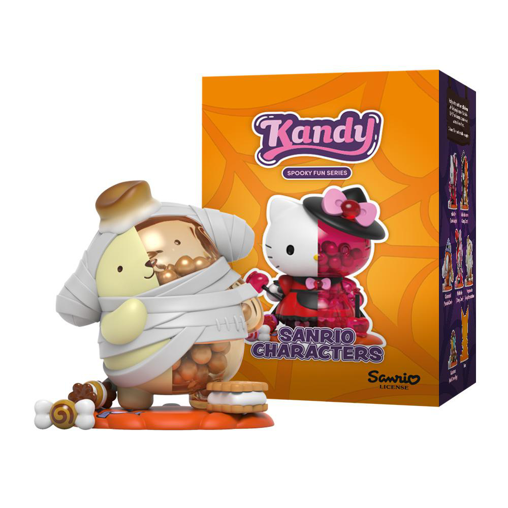 Zwei Sanrio-Charakterfiguren. Einer ist eine Mumie, der andere ist Hello Kitty im Hexenkostüm. Süßigkeiten sind sichtbar.