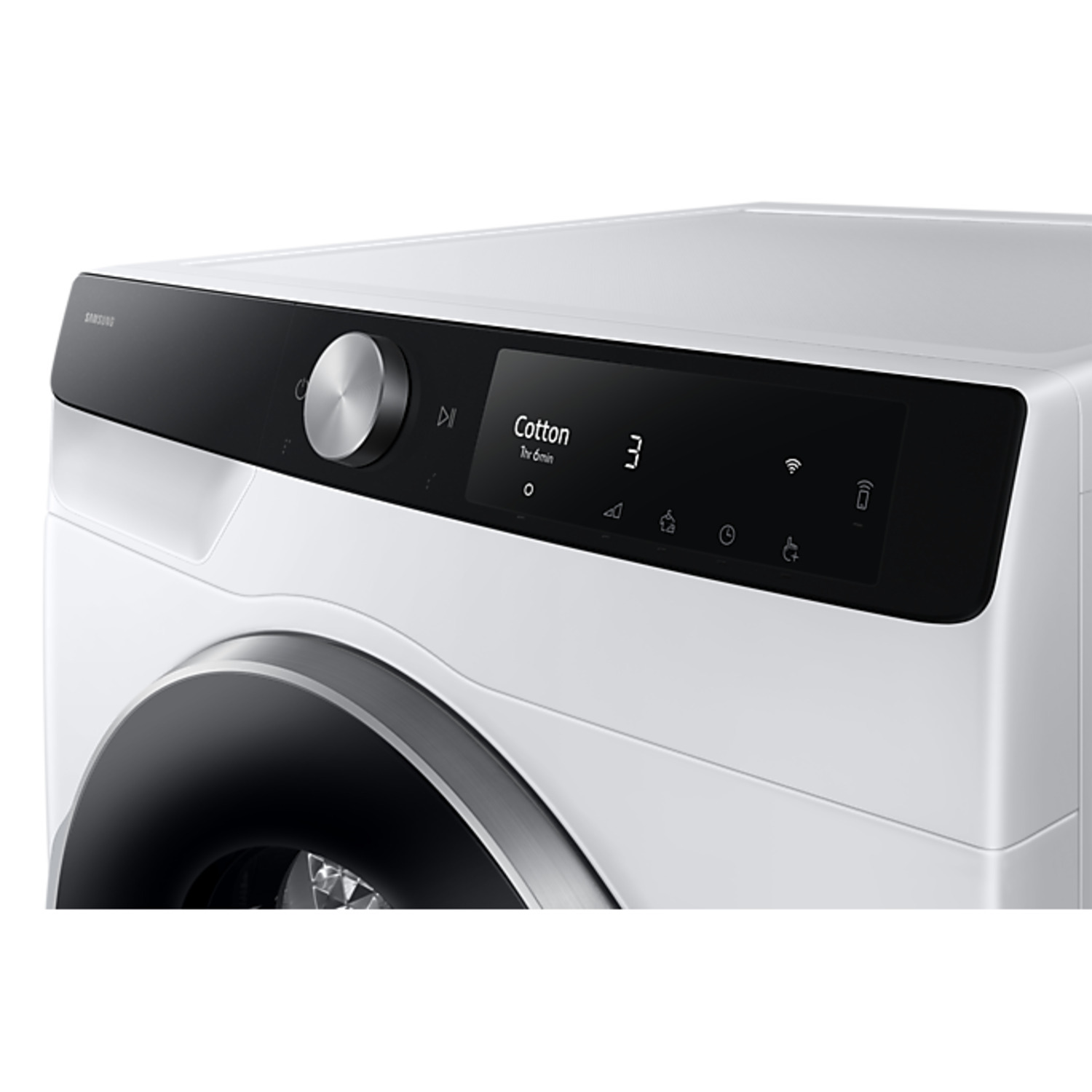 Gros plan sur le panneau de commande d'un lave-linge blanc. Il possède un écran noir et des boutons.