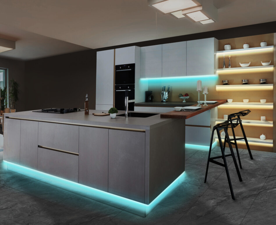 Cocina moderna con isla y taburetes. Luces azules debajo de la isla.