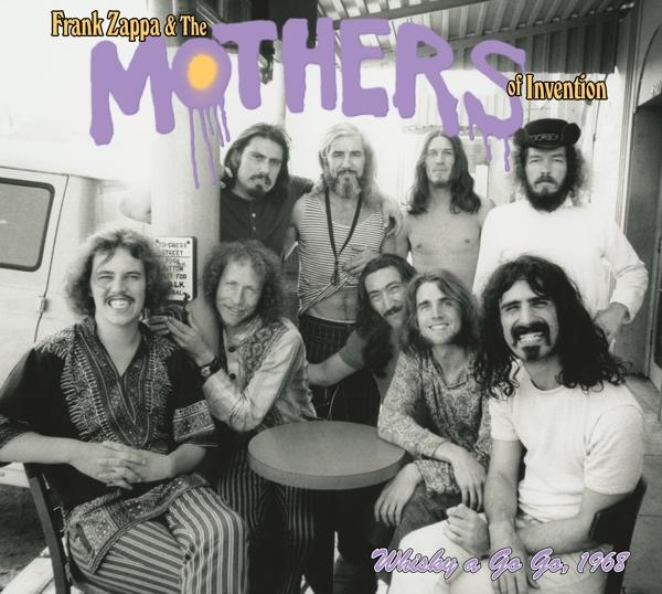 Photo du groupe. Neuf hommes devant un bâtiment. Texte : Frank Zappa & The Mothers of Invention, 1968.