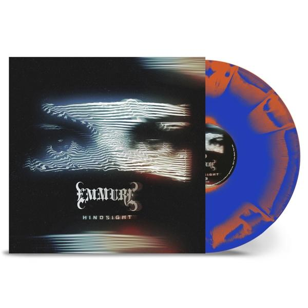 Albumcover mit Augen, Bandname Emmure, Albumtitel Hindsight und eine blaue und orangefarbene Schallplatte.