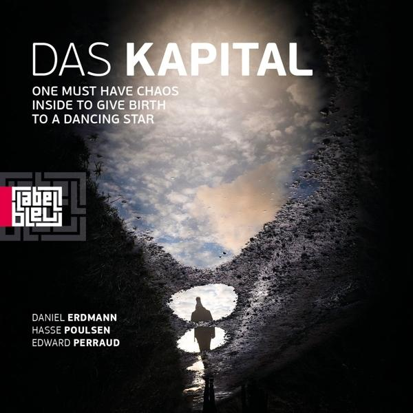 Albumcover mit einer Silhouette einer Person in einer Pfütze. Text: Das Kapital. Man muss Chaos haben...