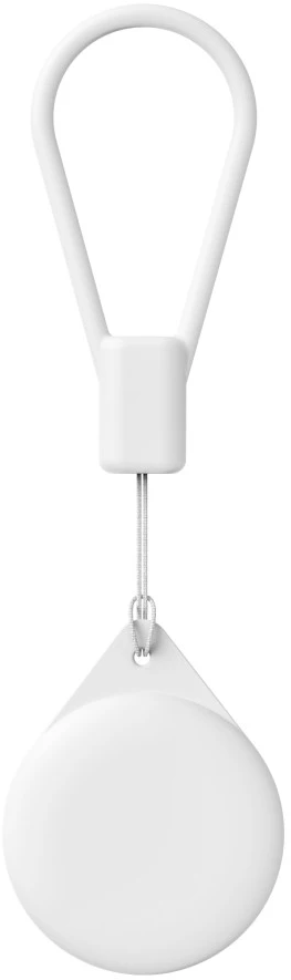 Weißer Apple AirTag mit Schlaufe, an einem silbernen Faden hängend. Der Tag ist rund, die Schlaufe gebogen.