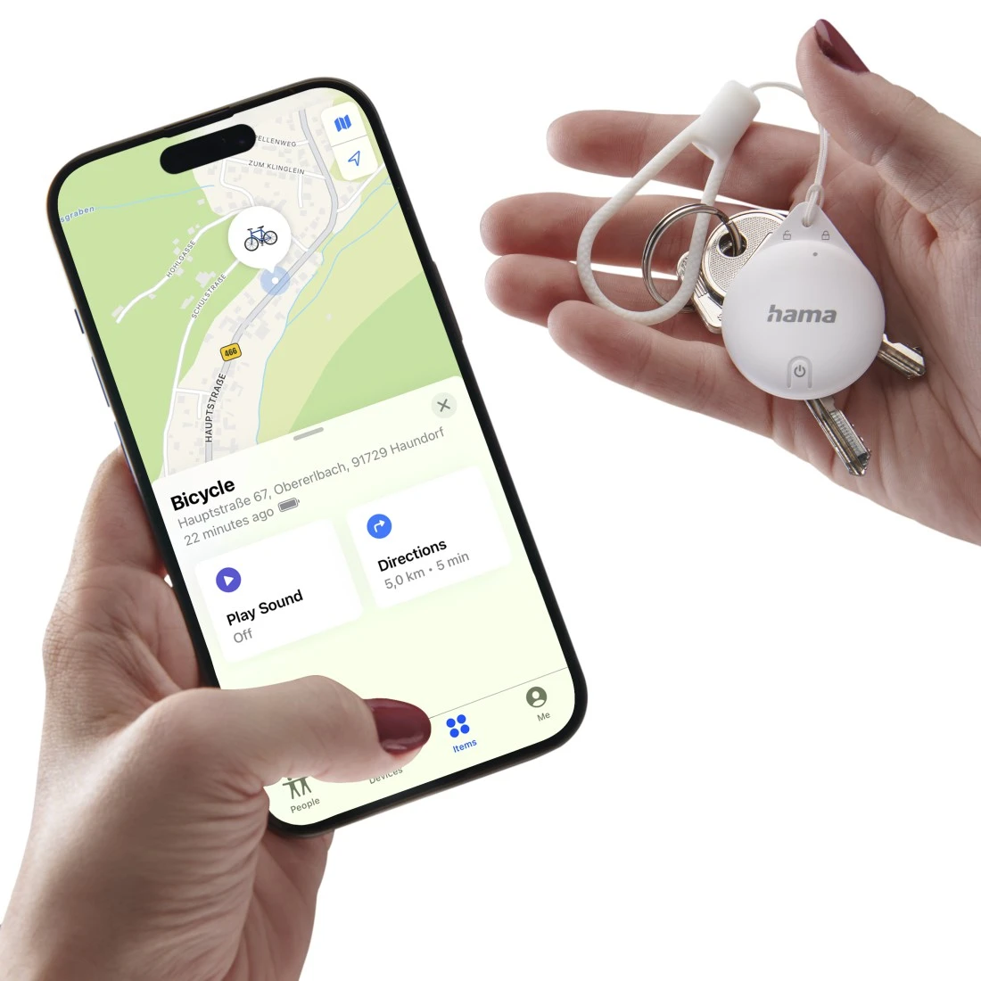 Hand, die ein Telefon mit Karte und einen Schlüsselanhänger mit Schlüsseln hält. Das Telefon zeigt ein Fahrradsymbol.