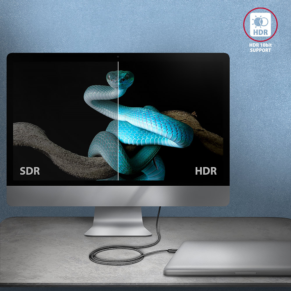 Számítógép képernyő megosztva. Az egyik oldalon SDR, a másikon HDR látható. Kábel és laptop látható.