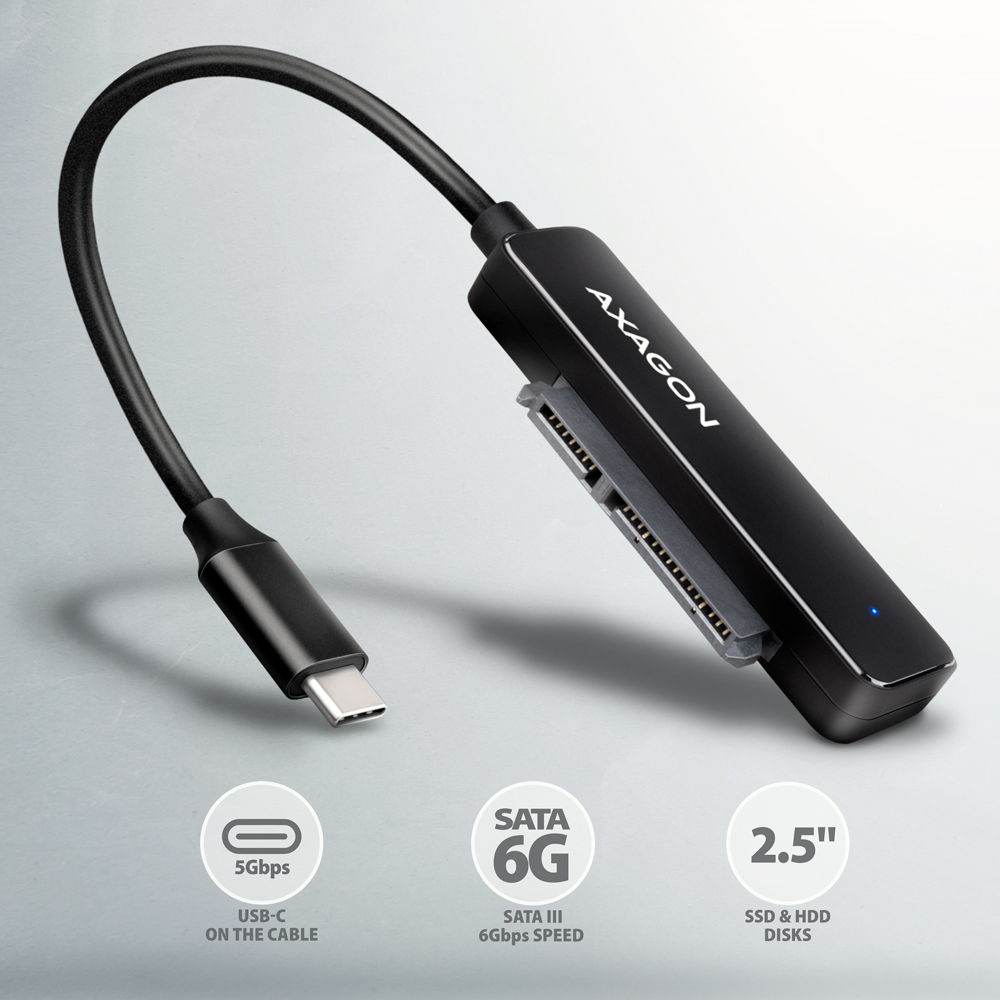 Fekete Axagon adapter USB-C és SATA csatlakozóval.