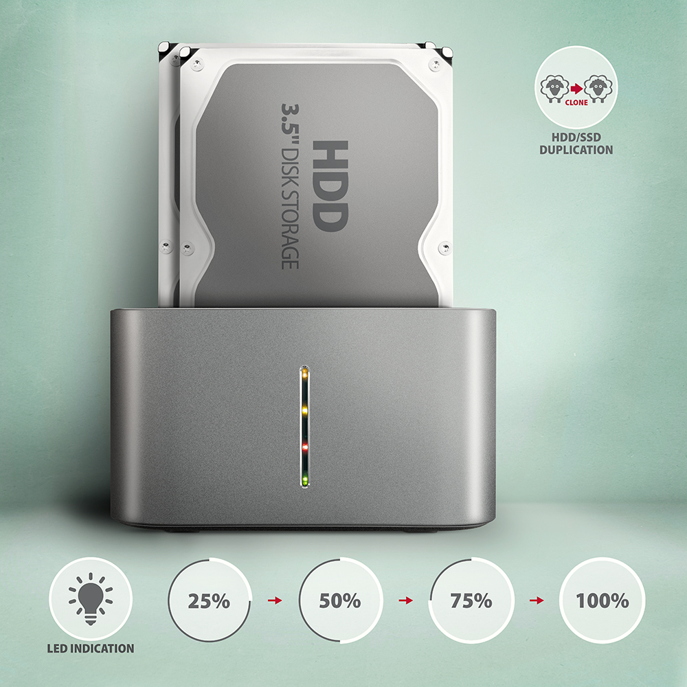 Ezüst és szürke HDD egy ezüst dokkolóállomásban, LED-es jelzéssel.