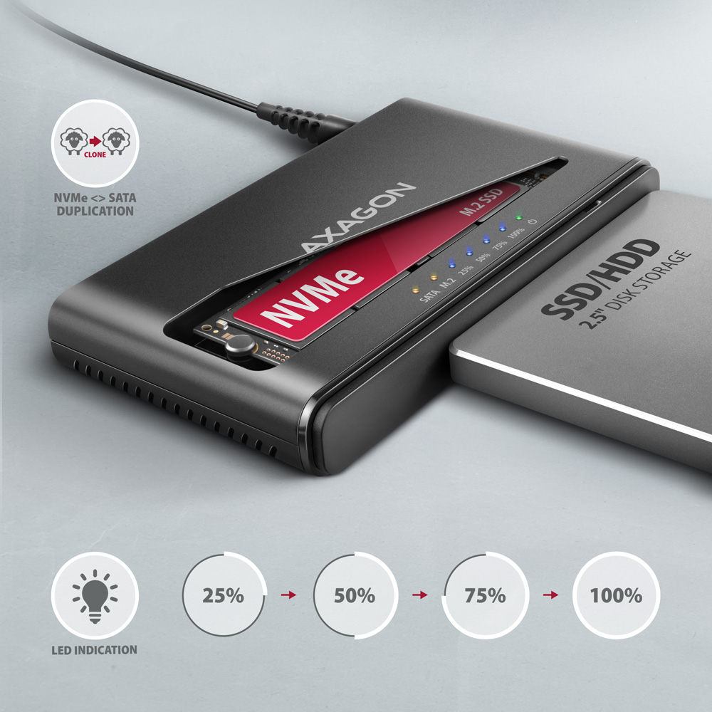 Fekete eszköz, mely egy NVMe SSD-t klónoz egy SSD/HDD-re, haladásjelzőkkel.