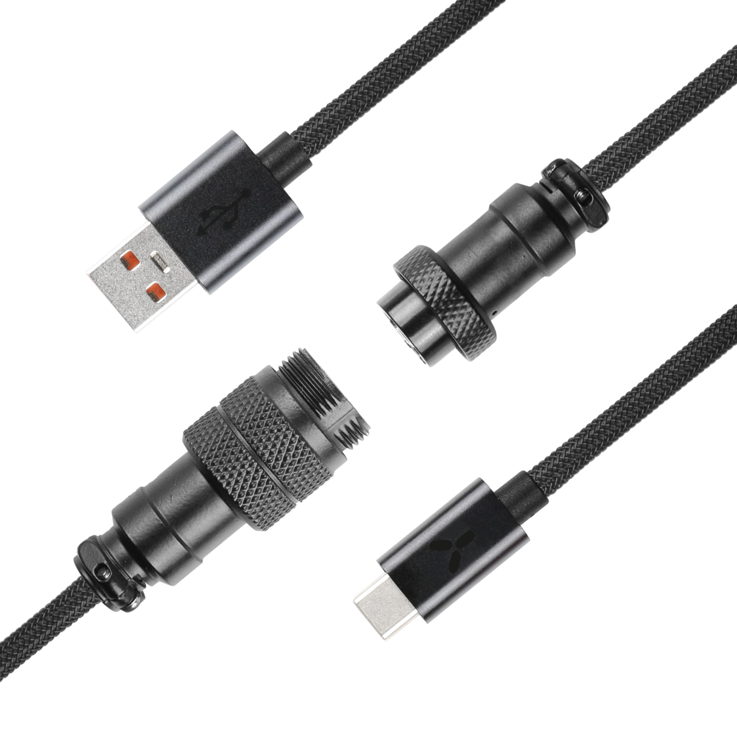 Close-up van zwarte USB- en andere connectoren met zwarte gevlochten kabels.