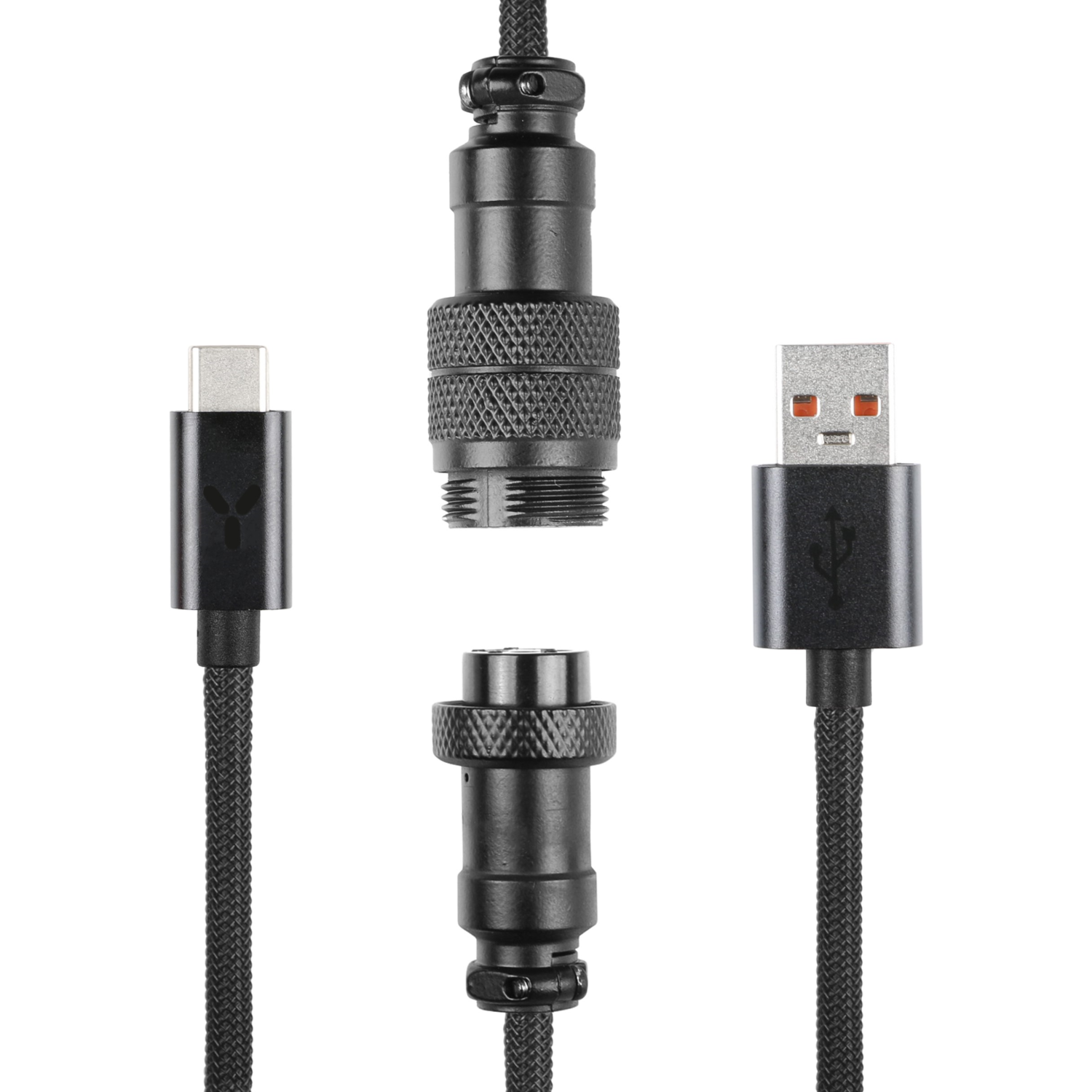 Close-up van diverse zwarte USB-kabels en connectoren.