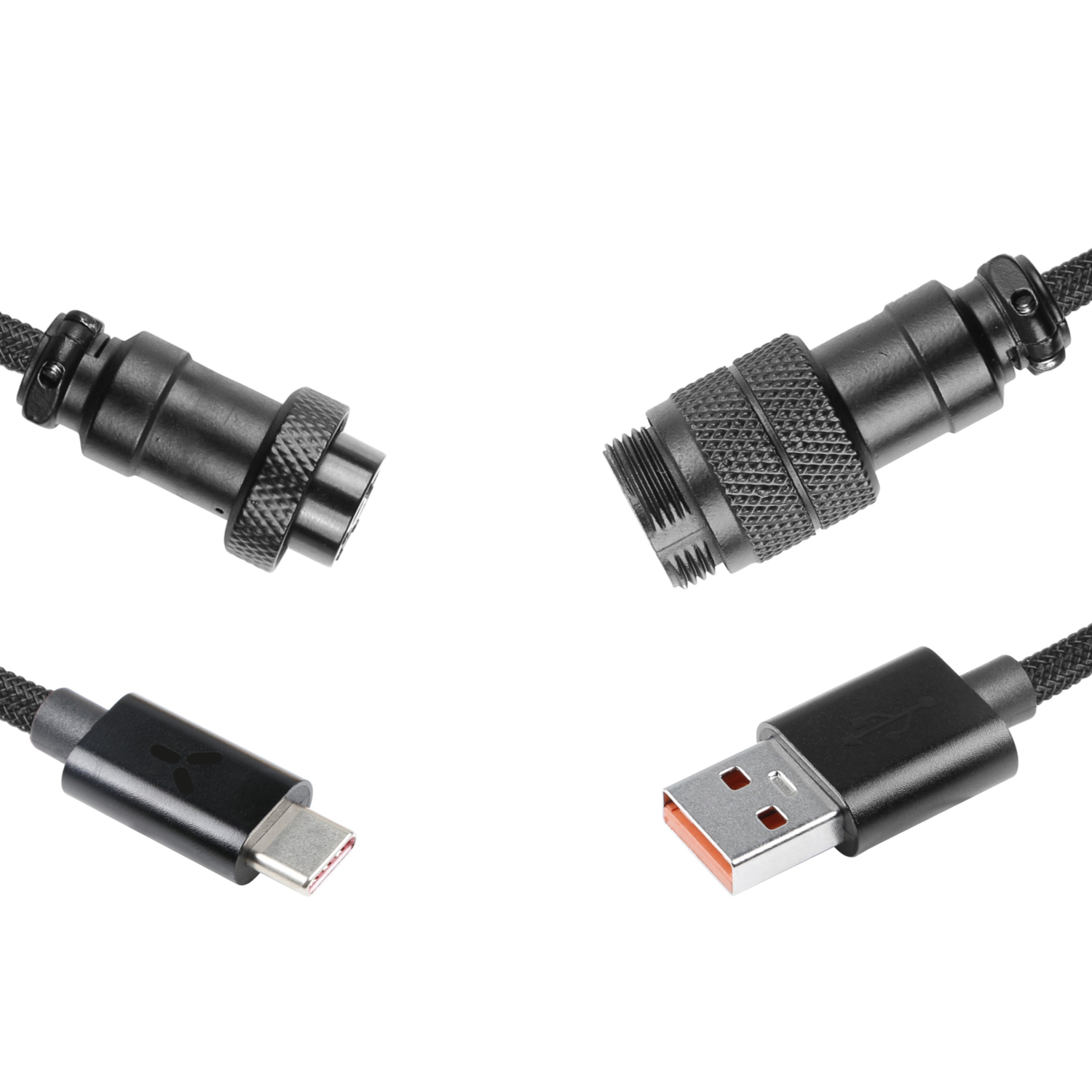 Zwarte connectoren en kabels, waaronder USB en USB-C. Componenten geïsoleerd tegen witte achtergrond.