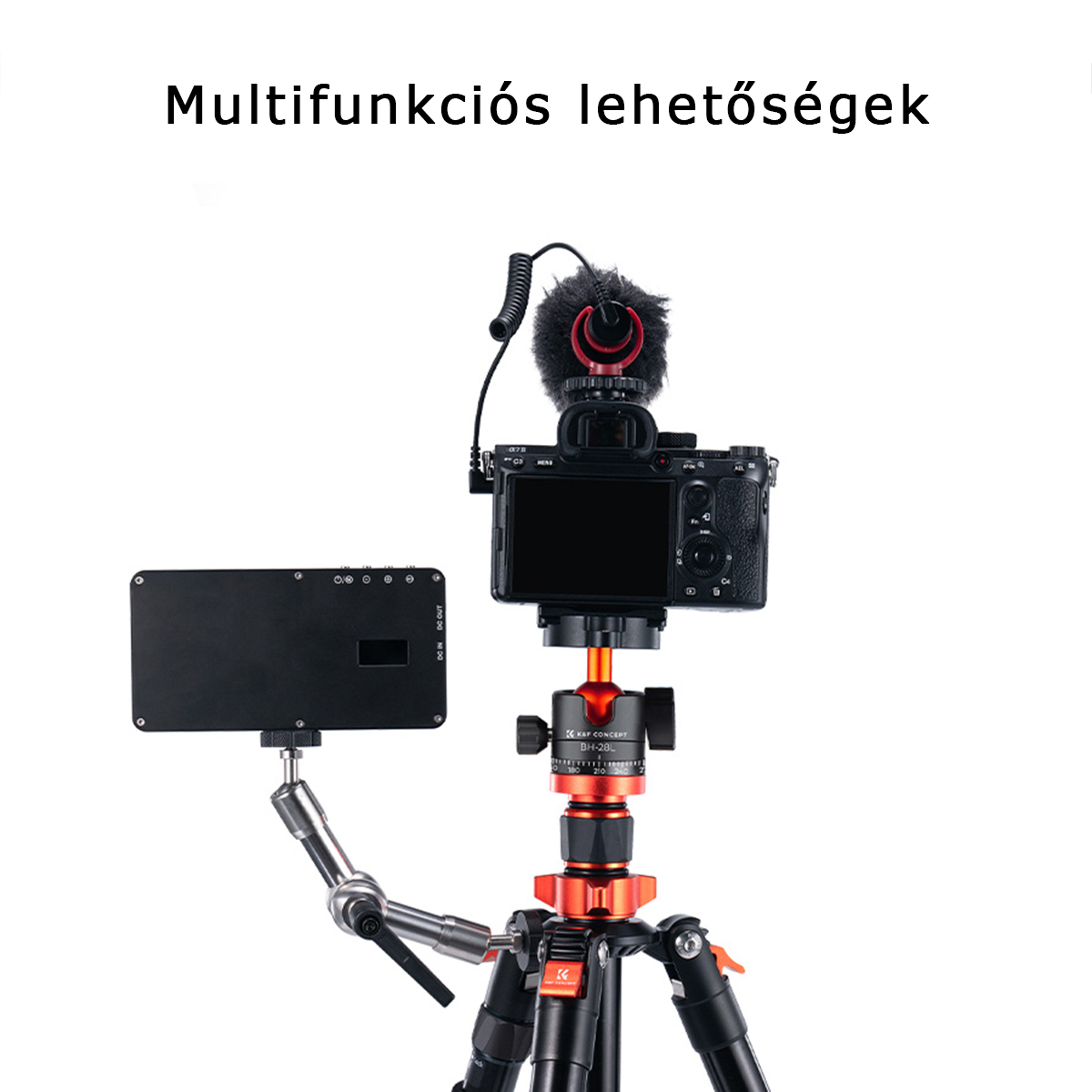 Kamera beállítás mikrofonnal és lámpával egy állványon, fehér háttér.