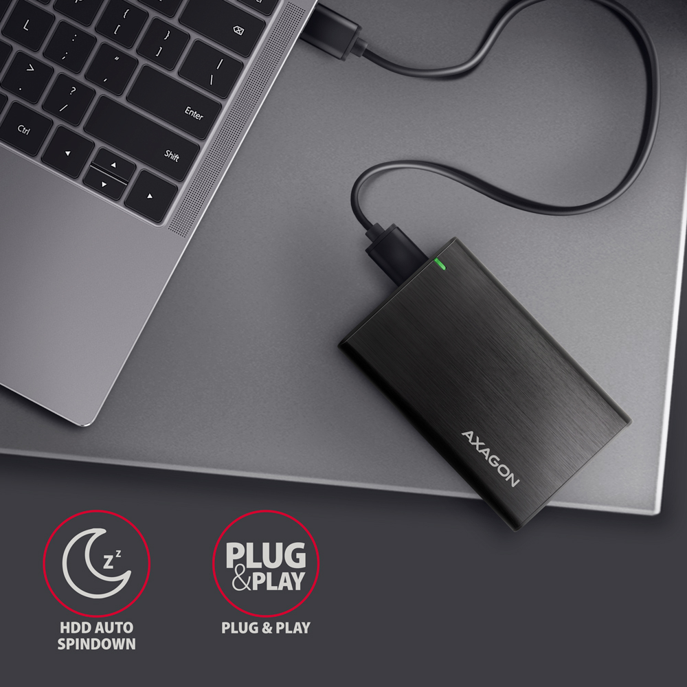 Fekete Axagon külső merevlemez egy laptophoz csatlakoztatva USB kábellel.
