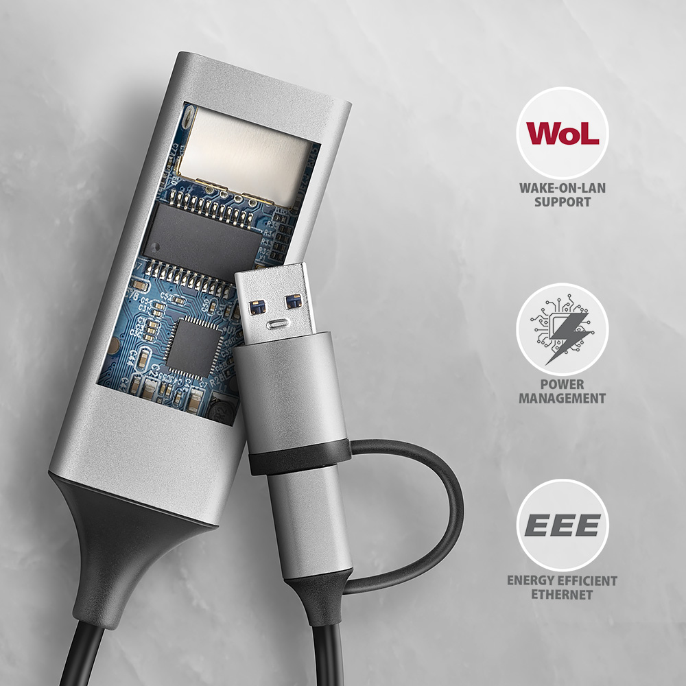 Egy ezüst USB-C adapter, kék áramköri lappal, információs ikonok mellett.
