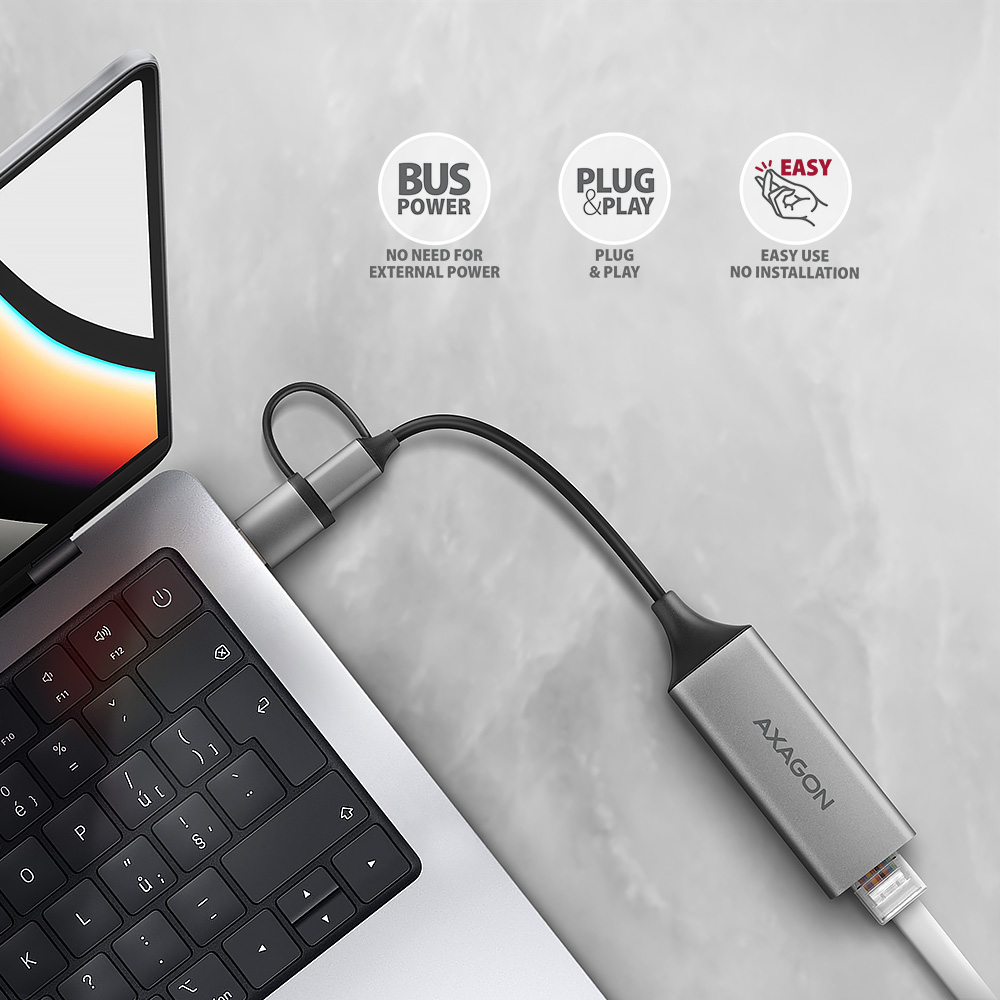 Laptop egy ezüst Axagon adapterhez csatlakoztatva. Az adapter kábelen keresztül csatlakozik.
