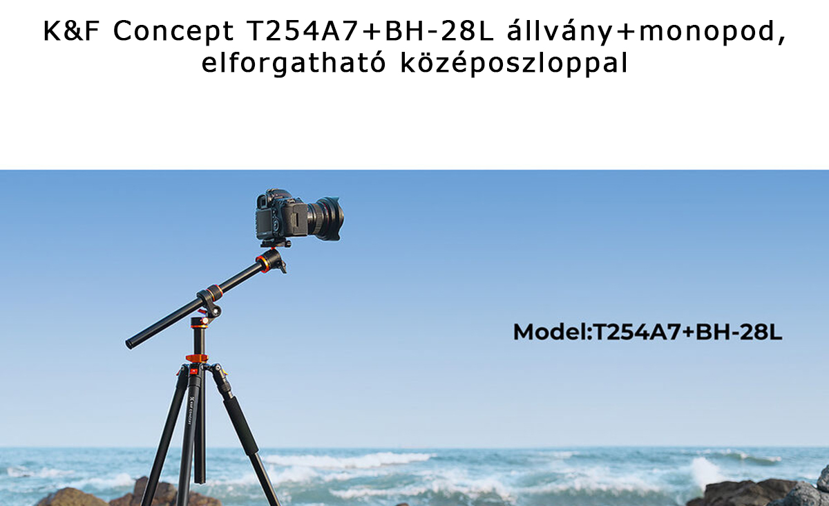 Kamera állványon monopoddal, tengerparti táj előtt, kék éggel.