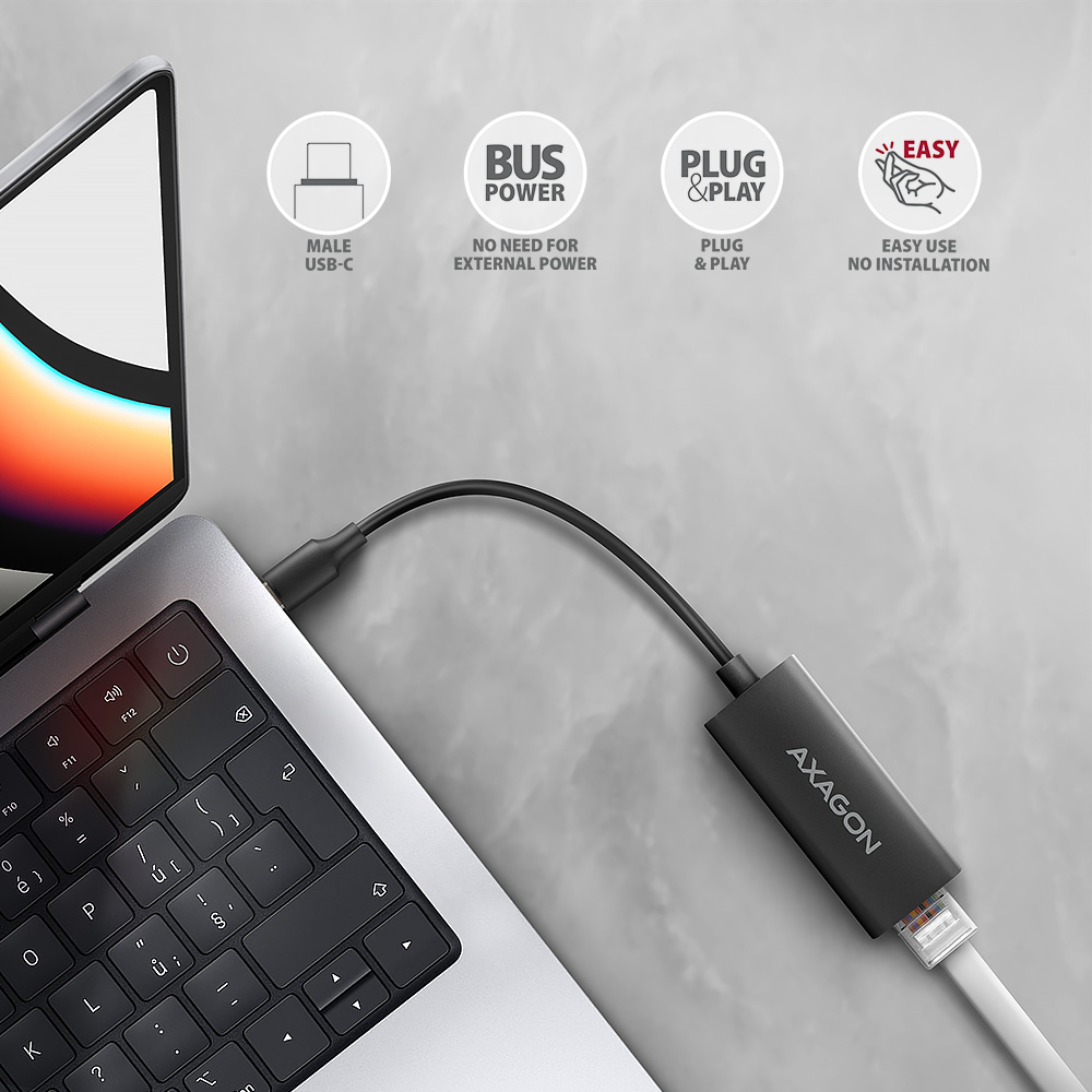 Laptop fekete adapterrel. A szövegrétegek funkciókat írnak le.