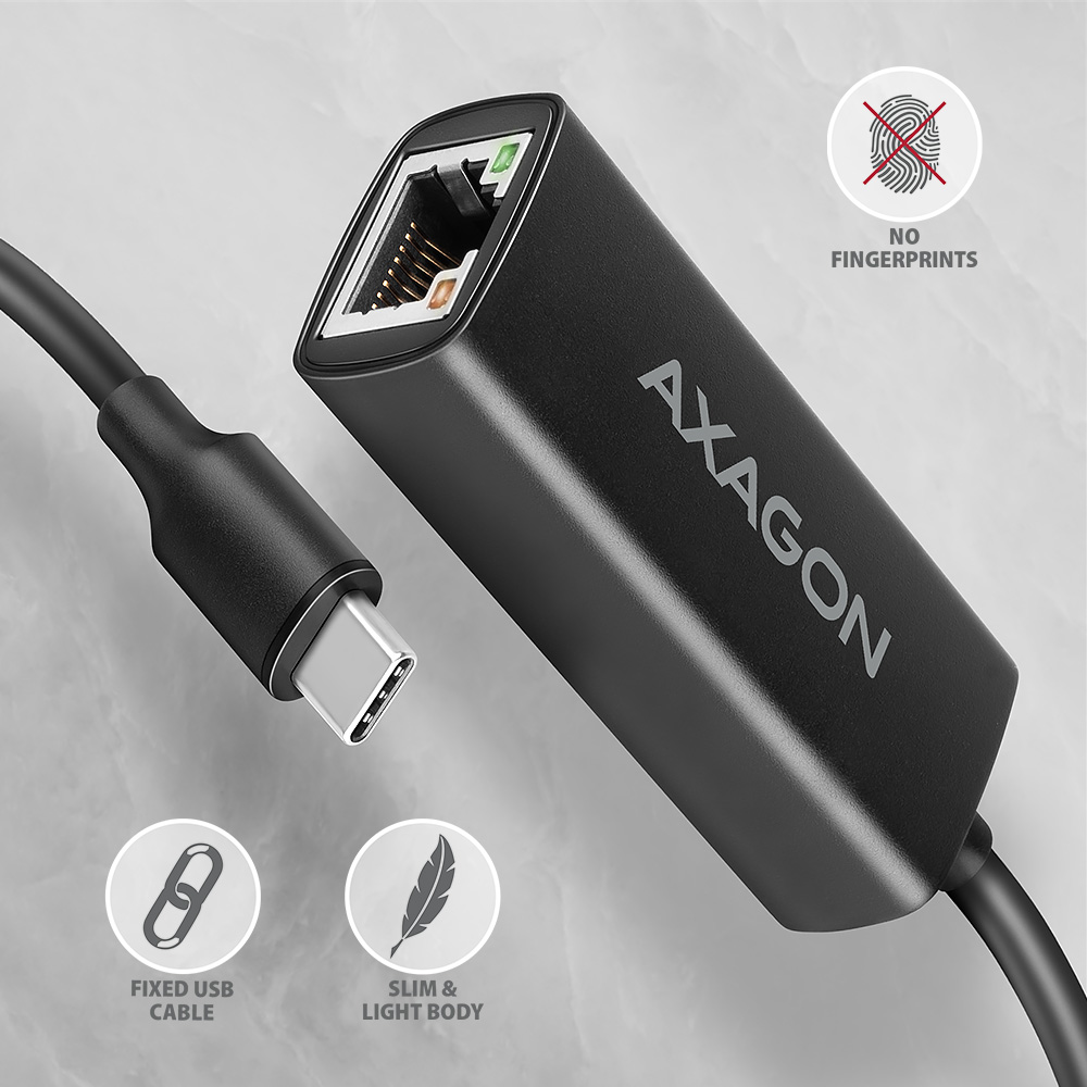 Fekete adapter USB-C kábellel, AXAGON felirattal. Ujjlenyomatmentes és fix USB kábel.