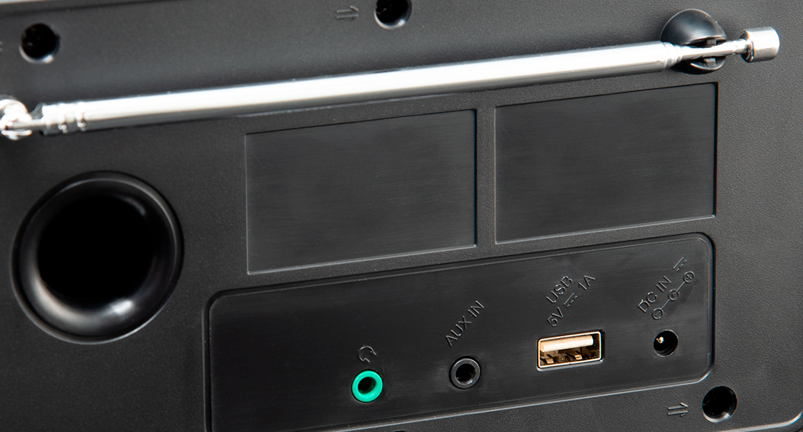 Nahaufnahme der Rückseite einer schwarzen Boombox. Enthält Anschlüsse für AUX, USB und Strom.