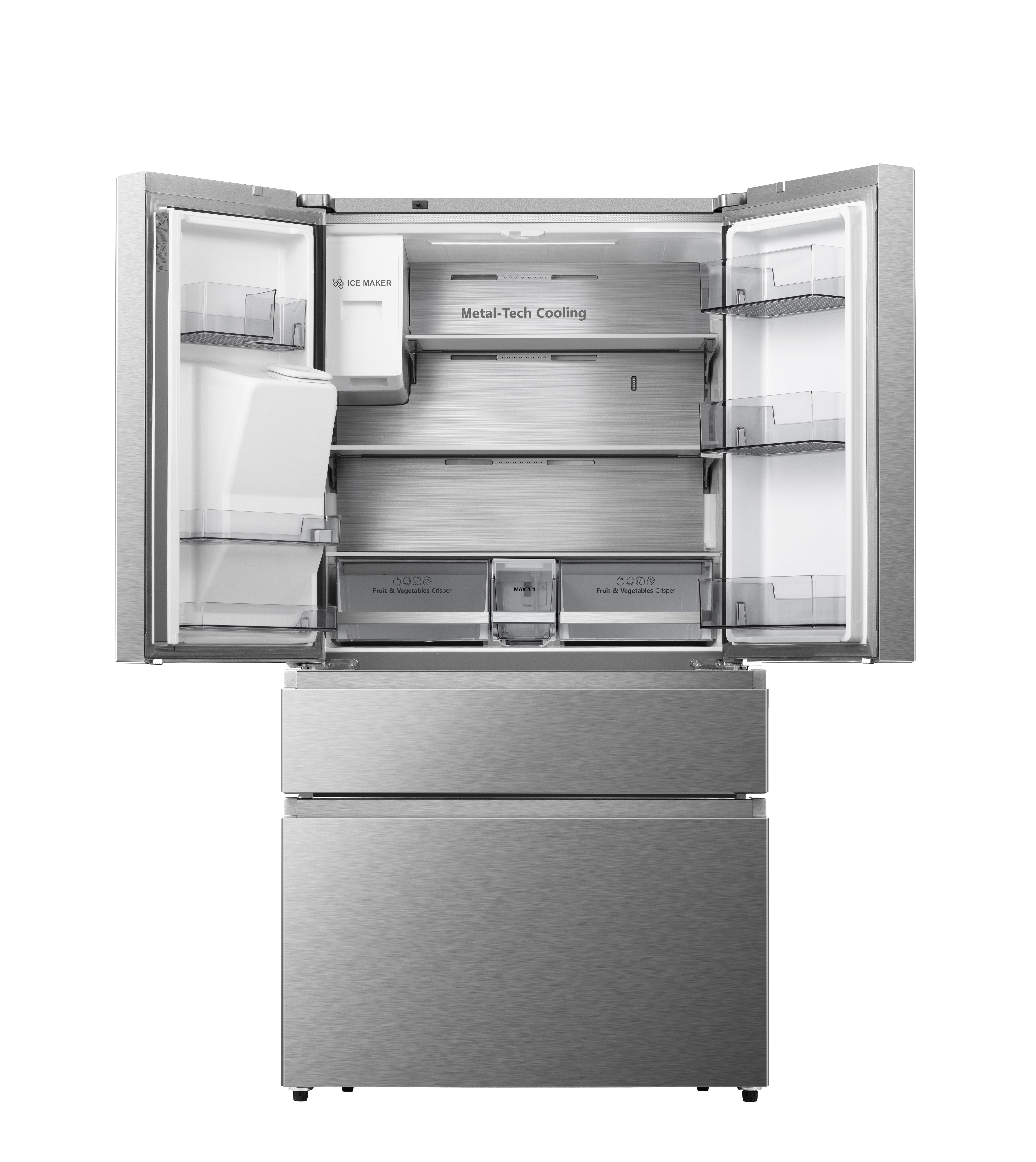 Ein Edelstahl-Kühlschrank, geöffnet. Innenraum mit Regalen, Behältern und einem Eisbereiter sichtbar.