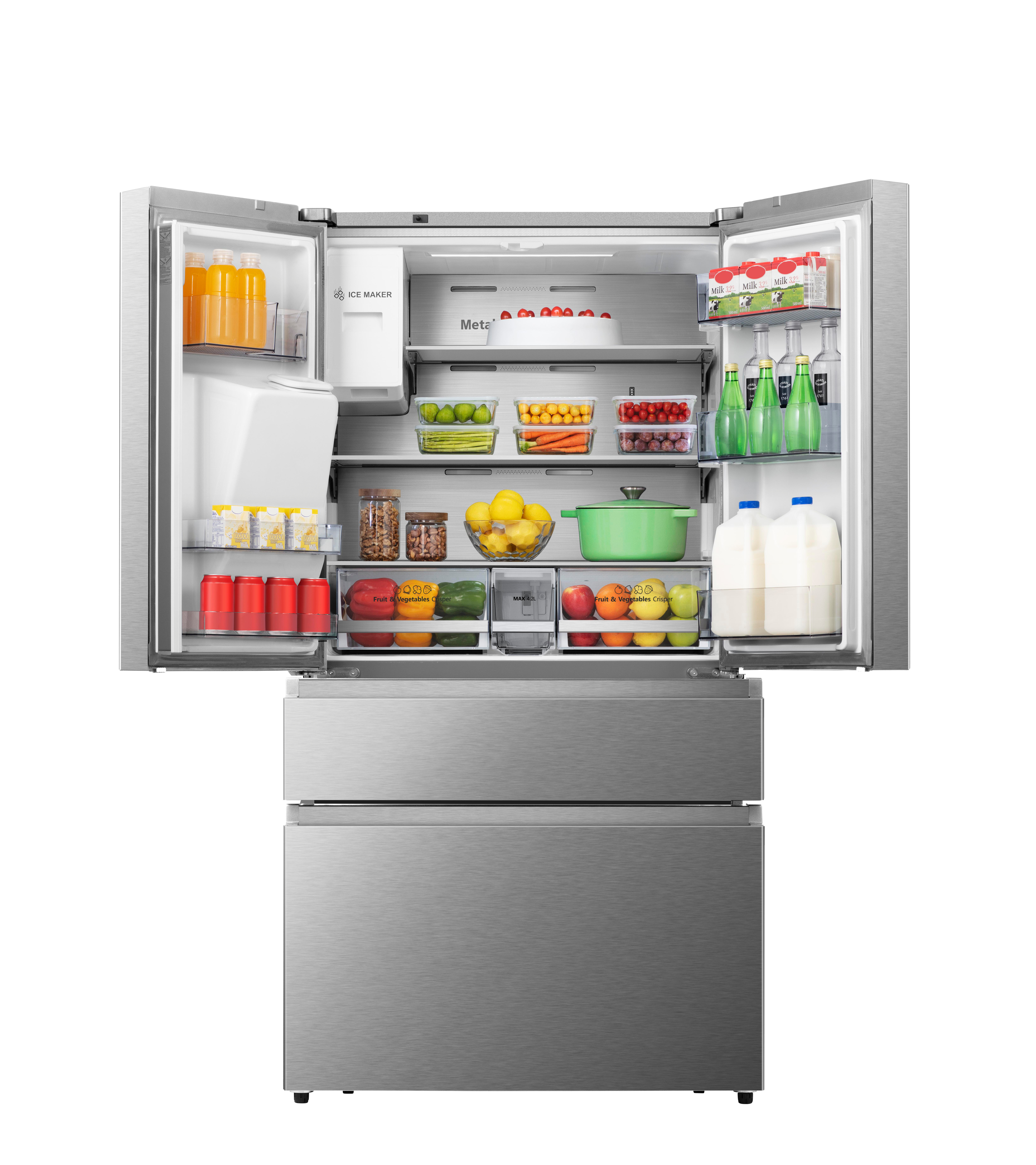 Silberner Kühlschrank mit offenen Türen, voll mit Lebensmitteln, einschließlich Saft und Milch.