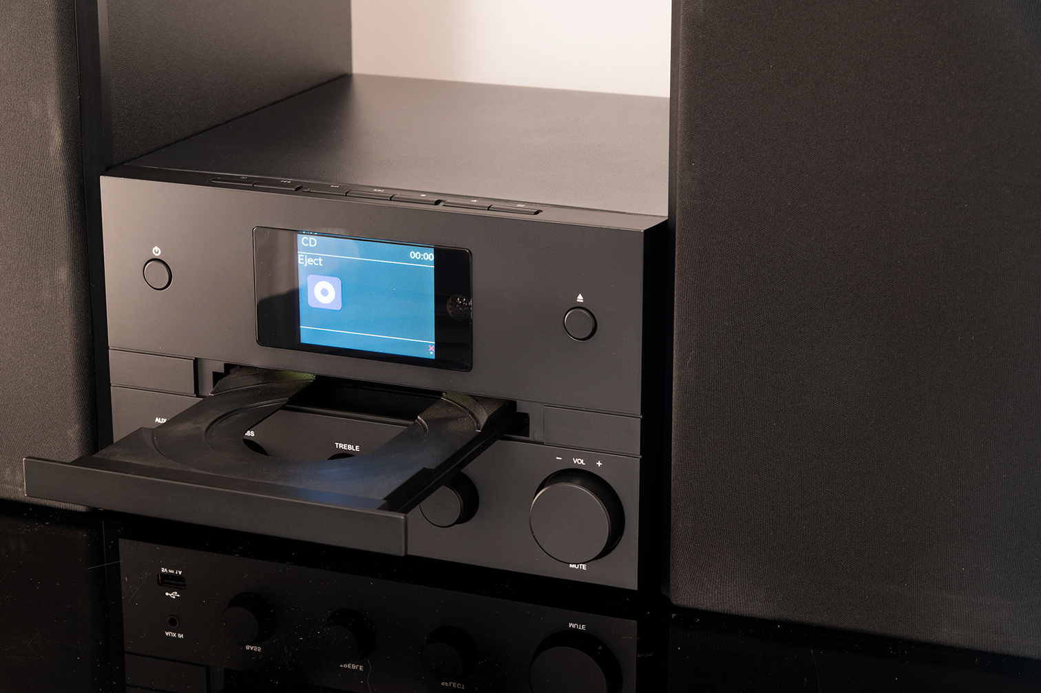 Schwarzer CD-Player mit geöffnetem CD-Fach.