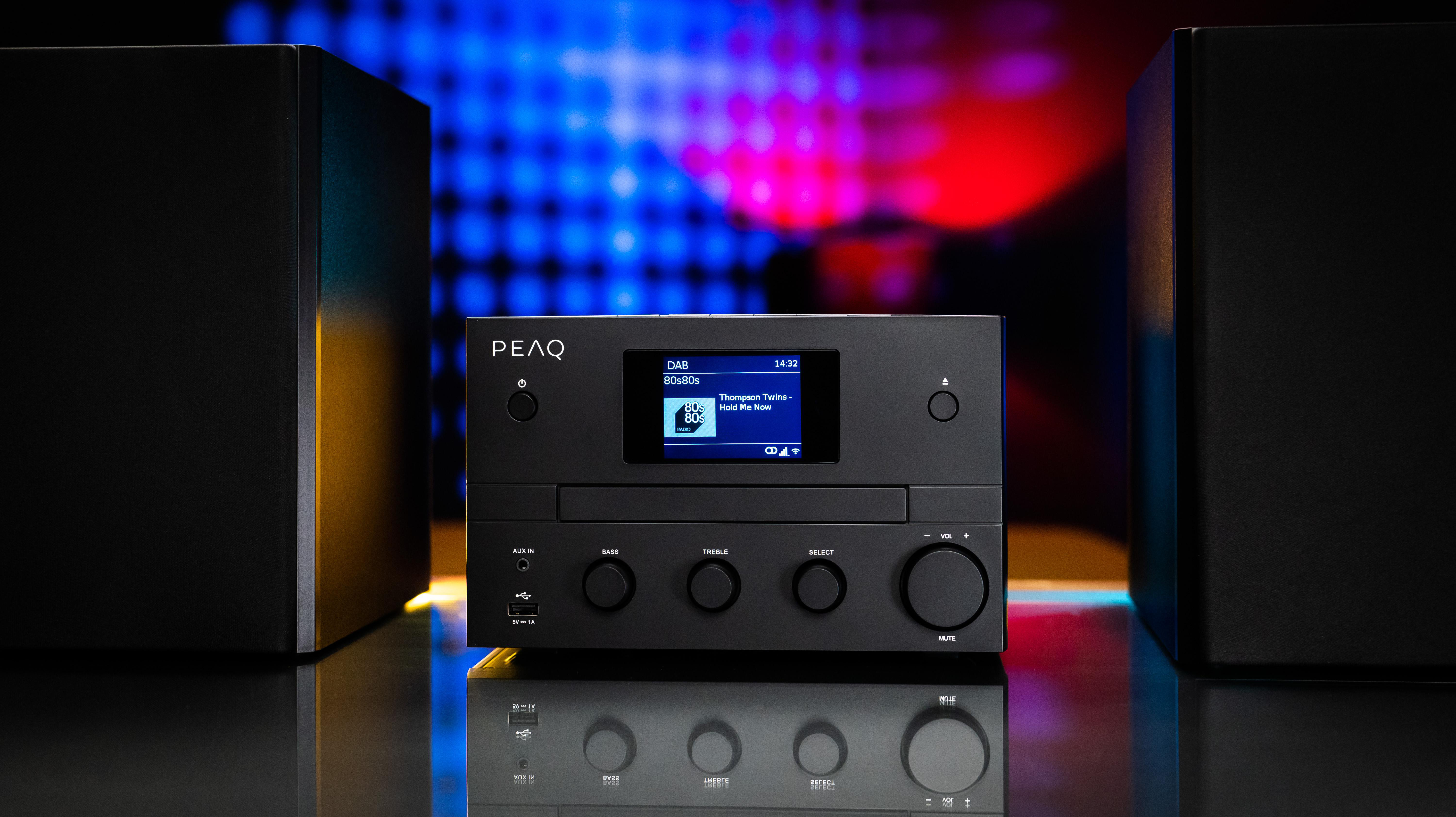 Ein schwarzes Stereo-System mit Lautsprechern auf beiden Seiten. Es hat einen Bildschirm und Knöpfe.