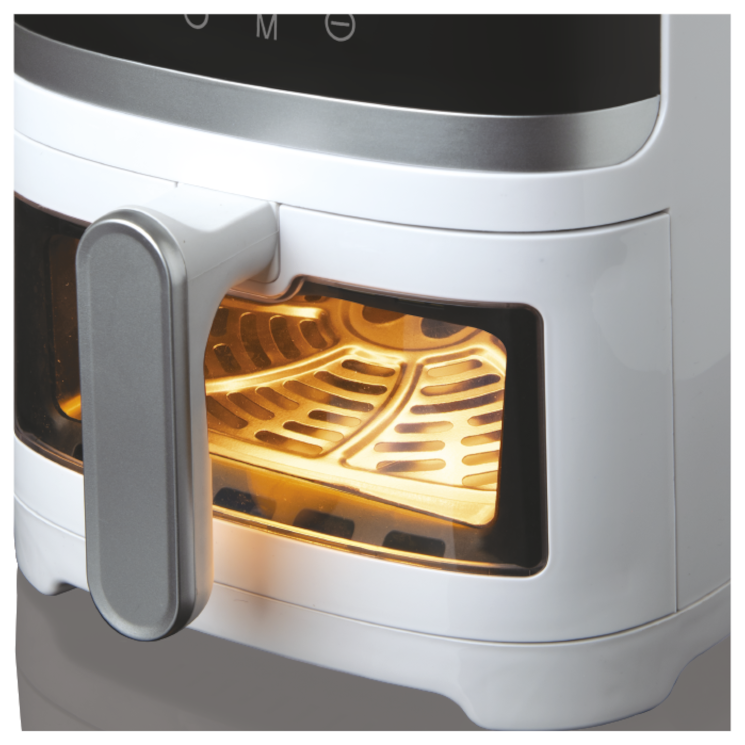Witte airfryer met zilveren handvat, intern verwarmingselement zichtbaar. Deksel met bediening.