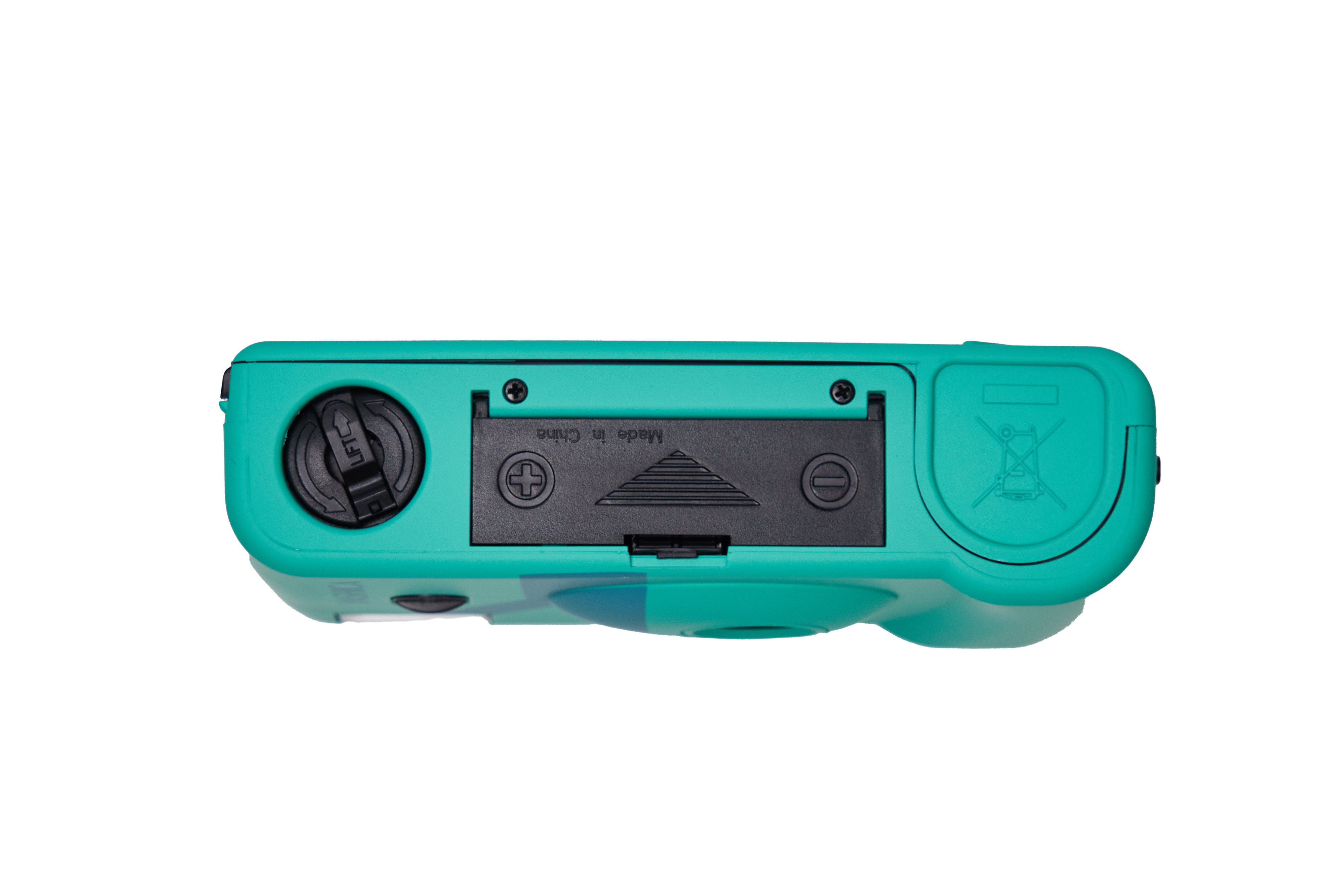 Türkisfarbene Kamera, die das Batteriefach zeigt. Das Fach ist schwarz und trägt ein "Made in China"-Etikett.