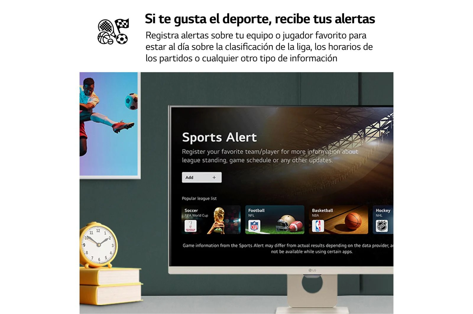 Pantalla de TV mostrando alertas deportivas. Otros elementos incluyen un reloj, libros y una imagen de fútbol.