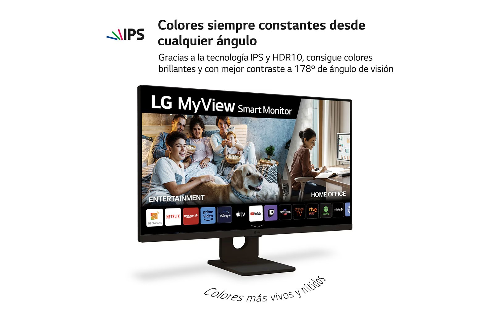 Un monitor de computadora con texto sobre color y una familia viendo la televisión.