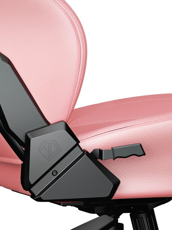 Primo piano dello schienale di una sedia da gaming rosa con bracciolo nero e leva in metallo argentato. Sfondo bianco.