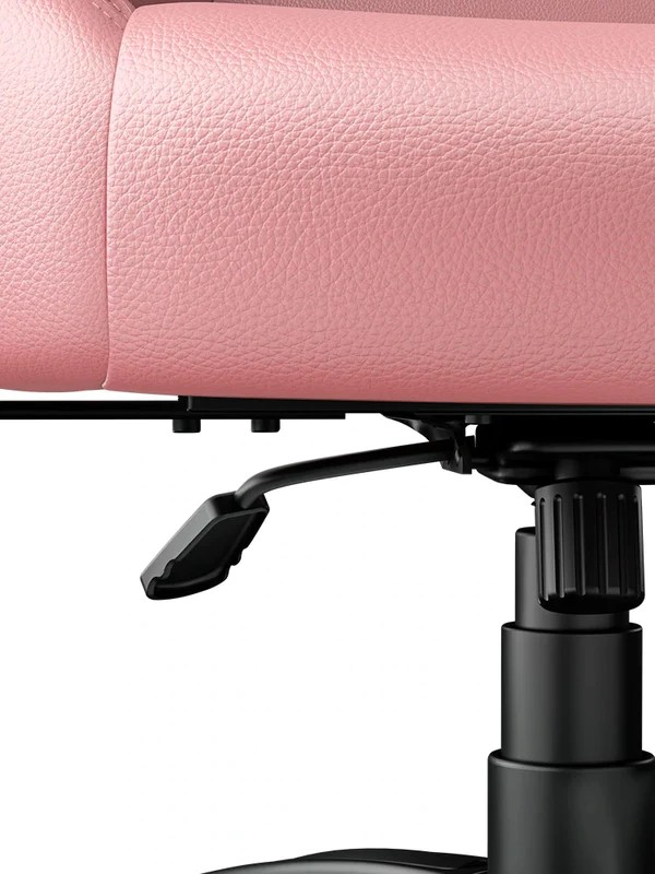 Primo piano di una sedia da ufficio rosa. L'immagine si concentra sul sedile e sulla leva di regolazione.