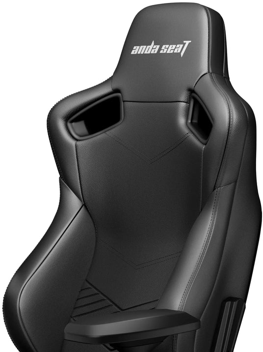Une chaise de jeu noire avec le logo Anda Seat sur l'appuie-tête, vue rapprochée.
