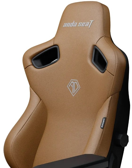 Schienale di sedia da gaming in pelle marrone. Logo Anda Seat e marchio visibili.