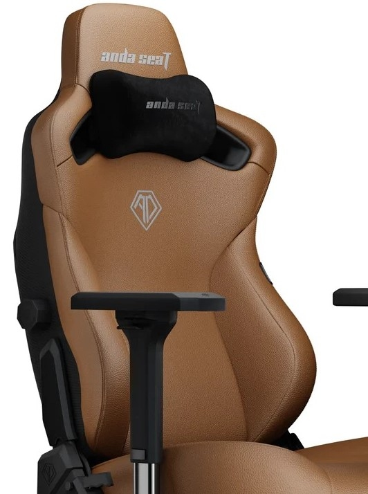 Sedia da gaming marrone e nera, con poggiatesta. Sfondo bianco.