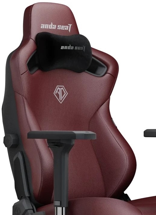Sedia da gaming rossa. Poggiatesta nero con logo Anda Seat. Braccioli neri. Logo bianco. Sfondo bianco.
