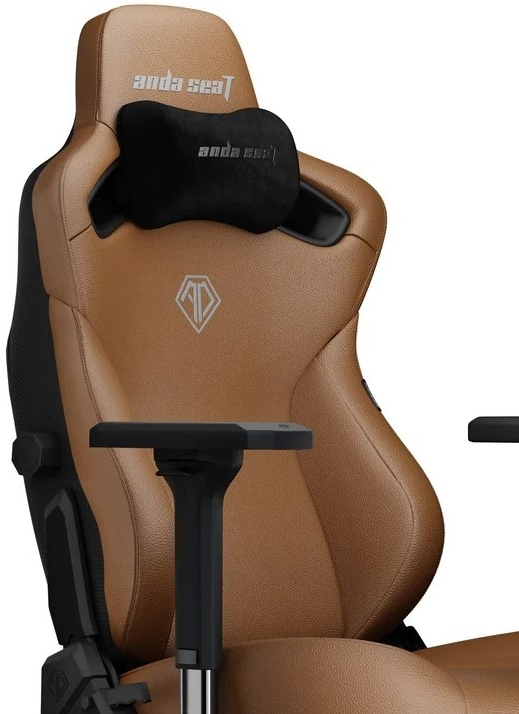 Sedia da gaming marrone e nera. Presenta un poggiatesta, braccioli e il logo 'anda seat'.