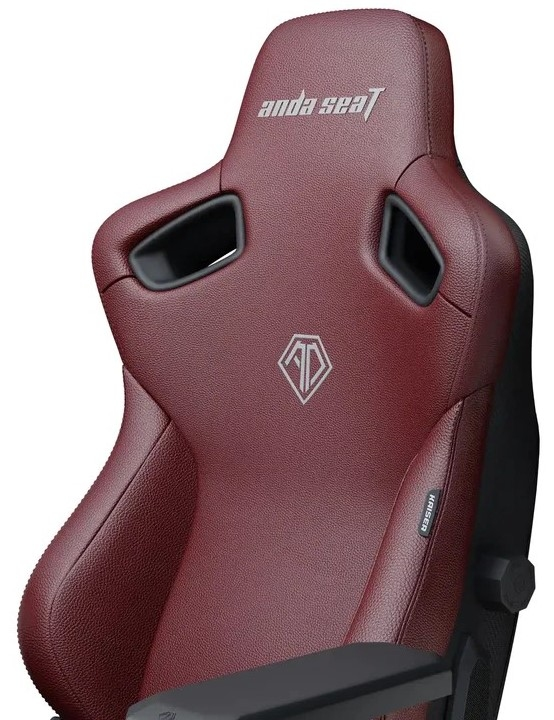 Una sedia da gaming rossa, con il marchio 'anda seat' sul poggiatesta e un logo a diamante.